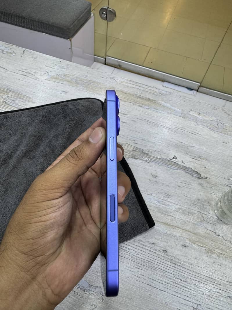 Apple iPhone 16 15
