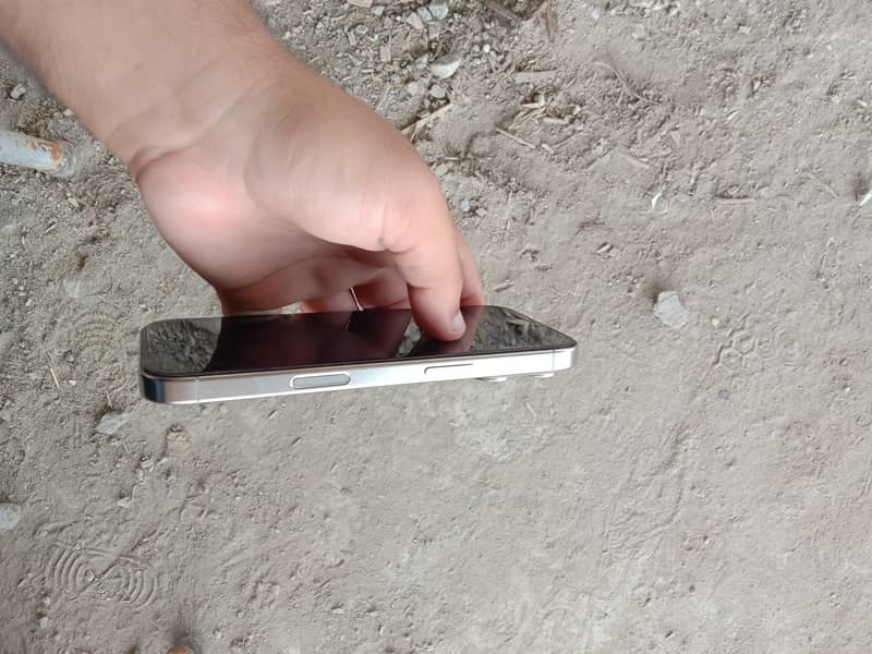 Apple iPhone 16 Pro 2