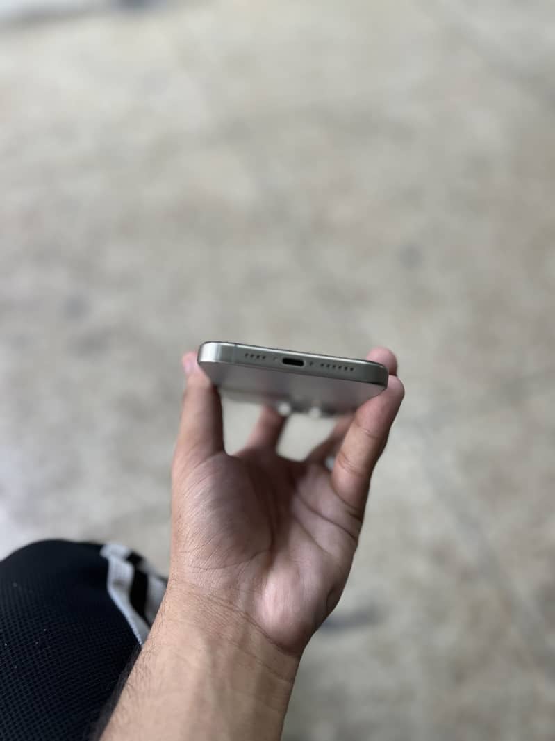 Apple iPhone 15 Pro Max 4