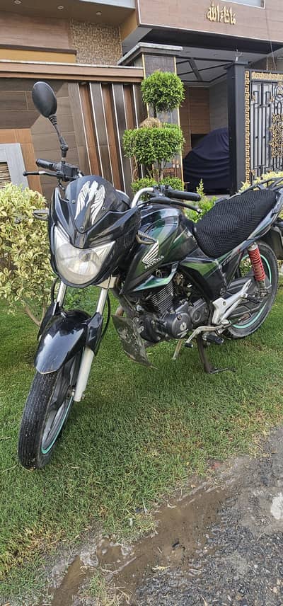 Honda CB150F One hand use