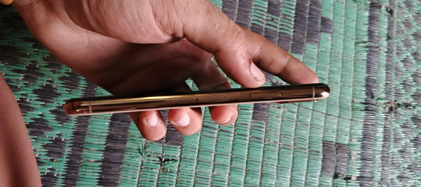 Apple iPhone XS 1