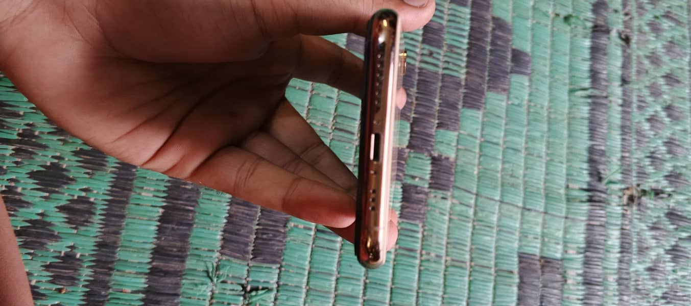 Apple iPhone XS 3