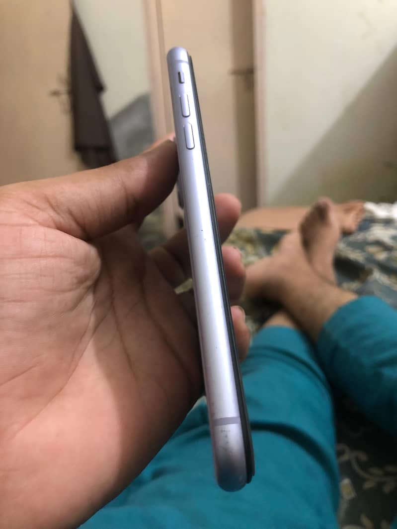 Apple iPhone 11 4