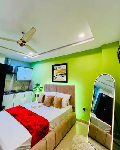 Daily, & Weekly Basis One Bedroom Studio Fully Furnished Luxury Apartment Available For Rent:-Location: Gulberg greens Islamabad & Bahriya Town Rawalpindi Phase1, Phase4 Paradise Commercial or phase 7 Luxury Apt Available