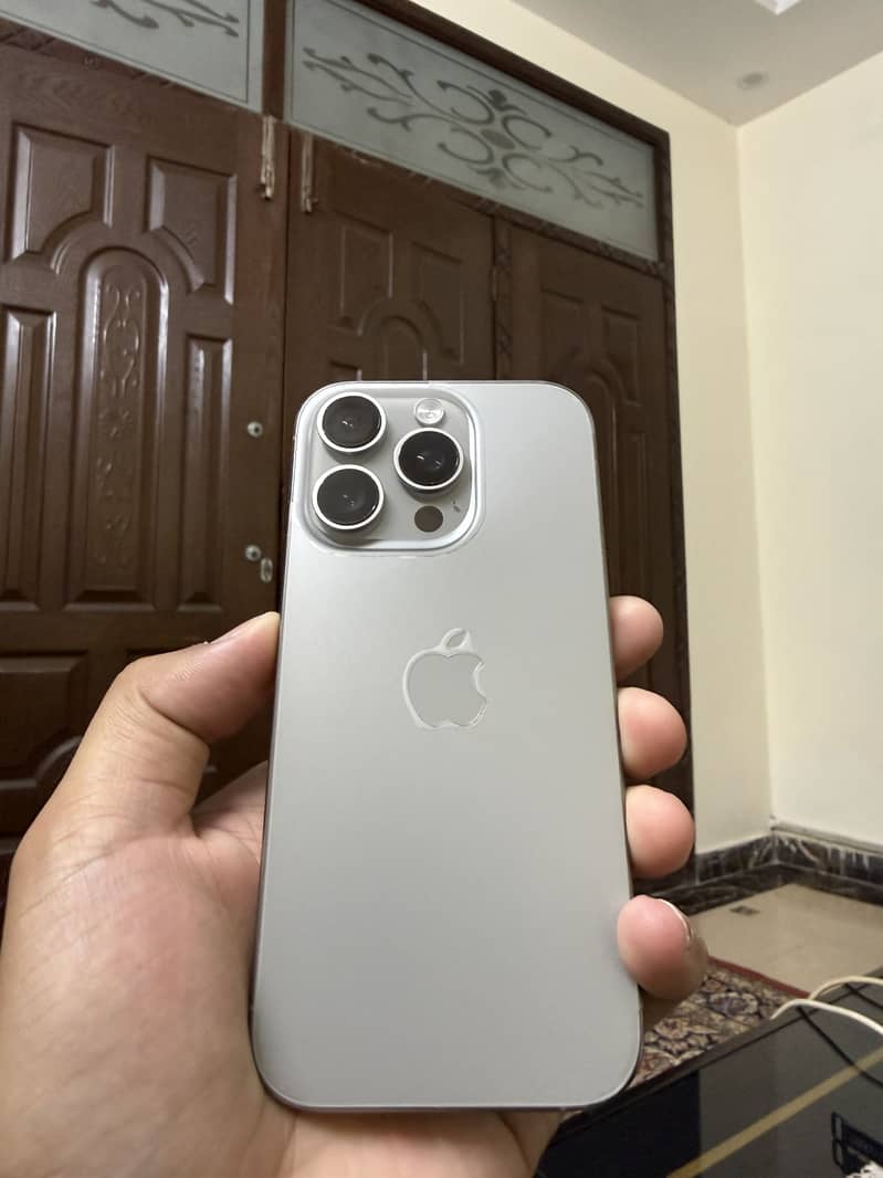 Apple iPhone 16 Pro 3