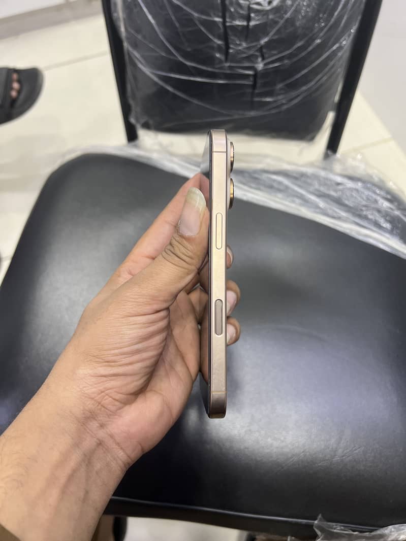 Apple iPhone 16 Pro 1