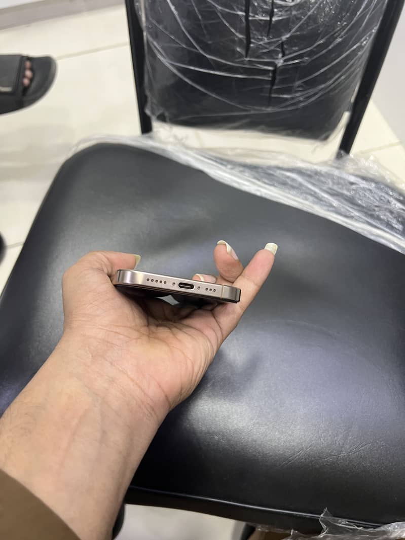 Apple iPhone 16 Pro 2