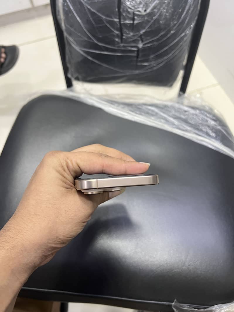 Apple iPhone 16 Pro 3