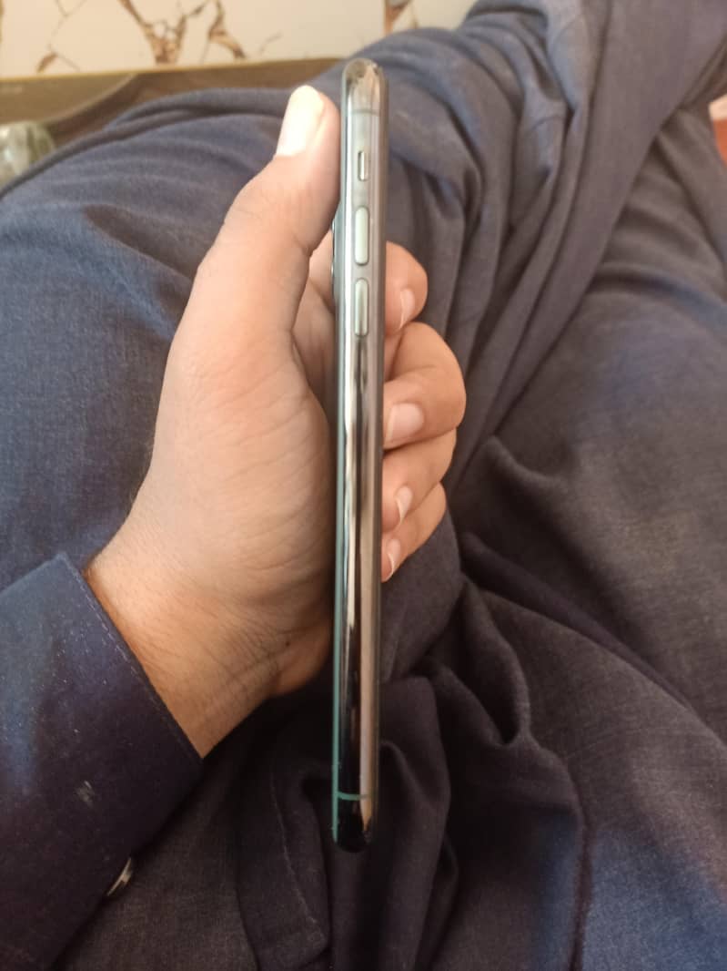 Apple iPhone 11 Pro Max 2