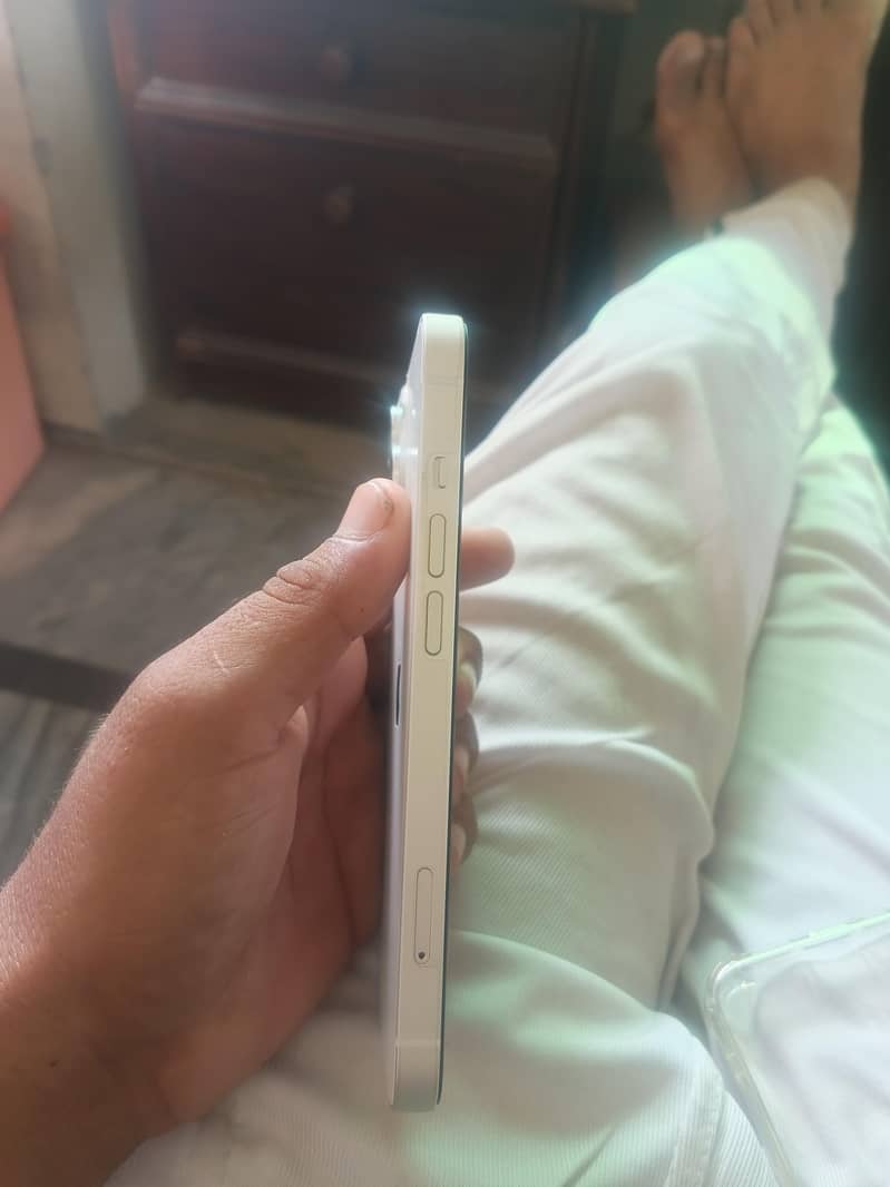 Apple iPhone 13 4