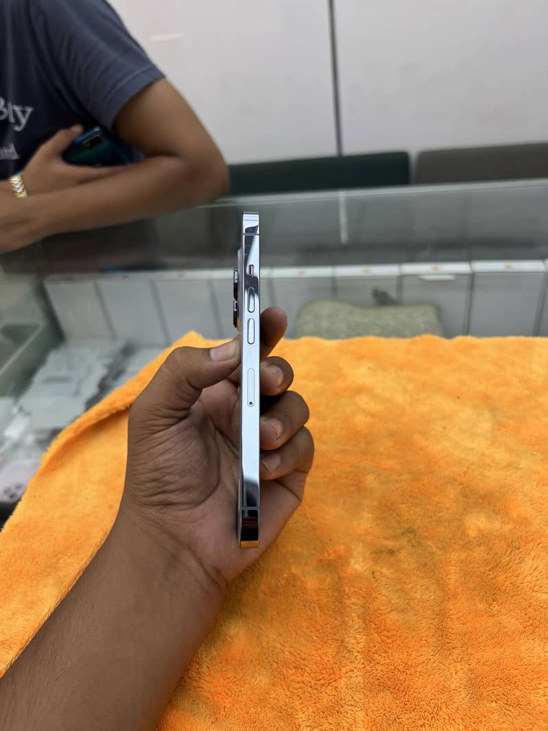 Apple iPhone 13 Pro 4