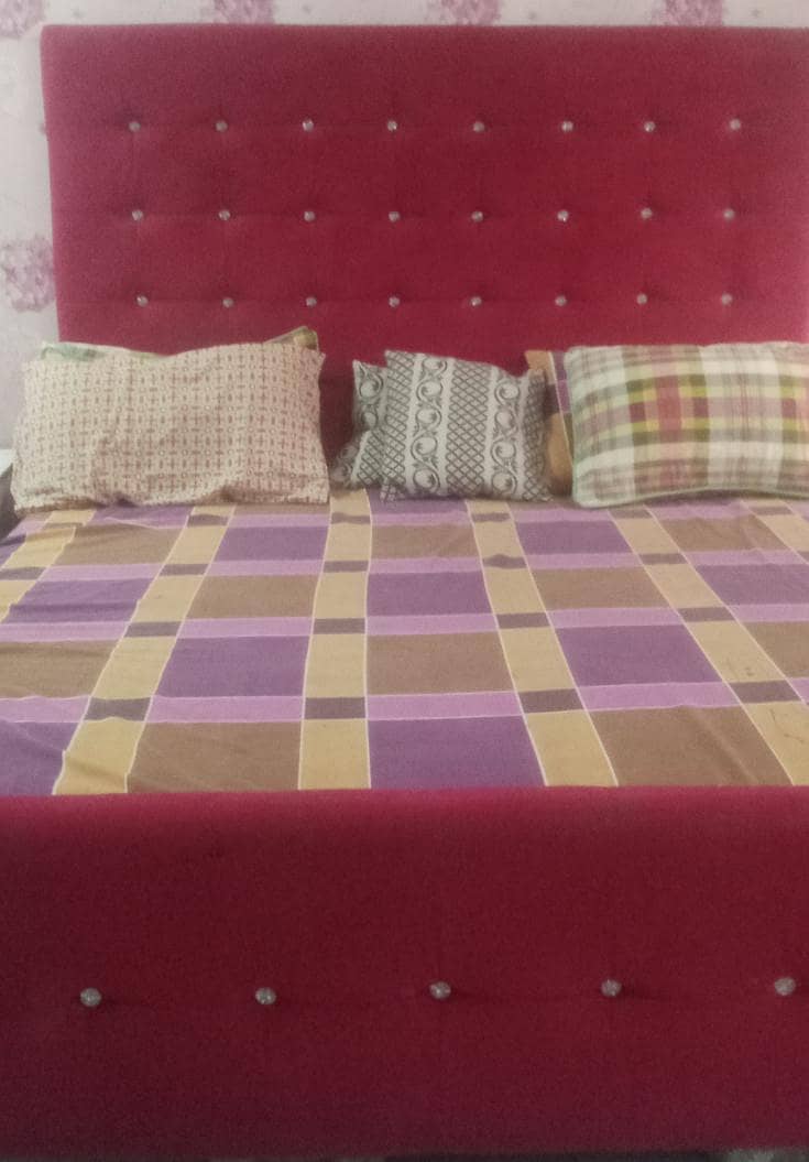 King size bed 0