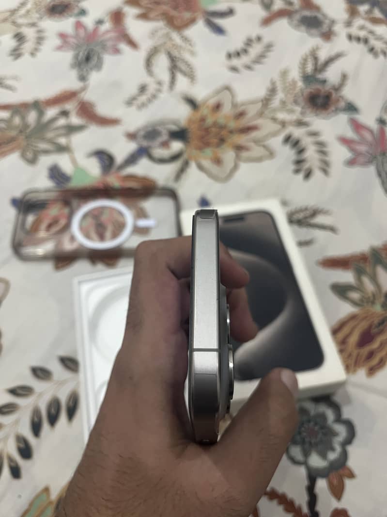 Apple iPhone 15 Pro 3