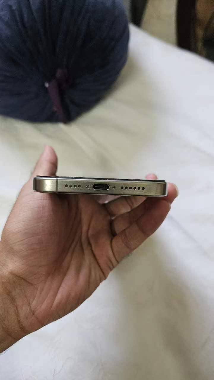 Apple iPhone 15 Pro Max 2