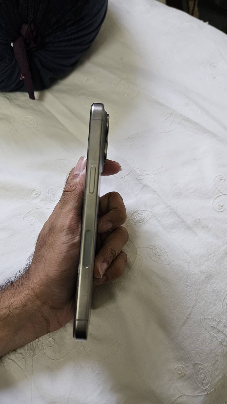 Apple iPhone 15 Pro Max 4