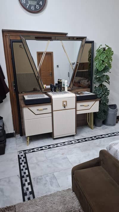bed set and dresingtable for sale
