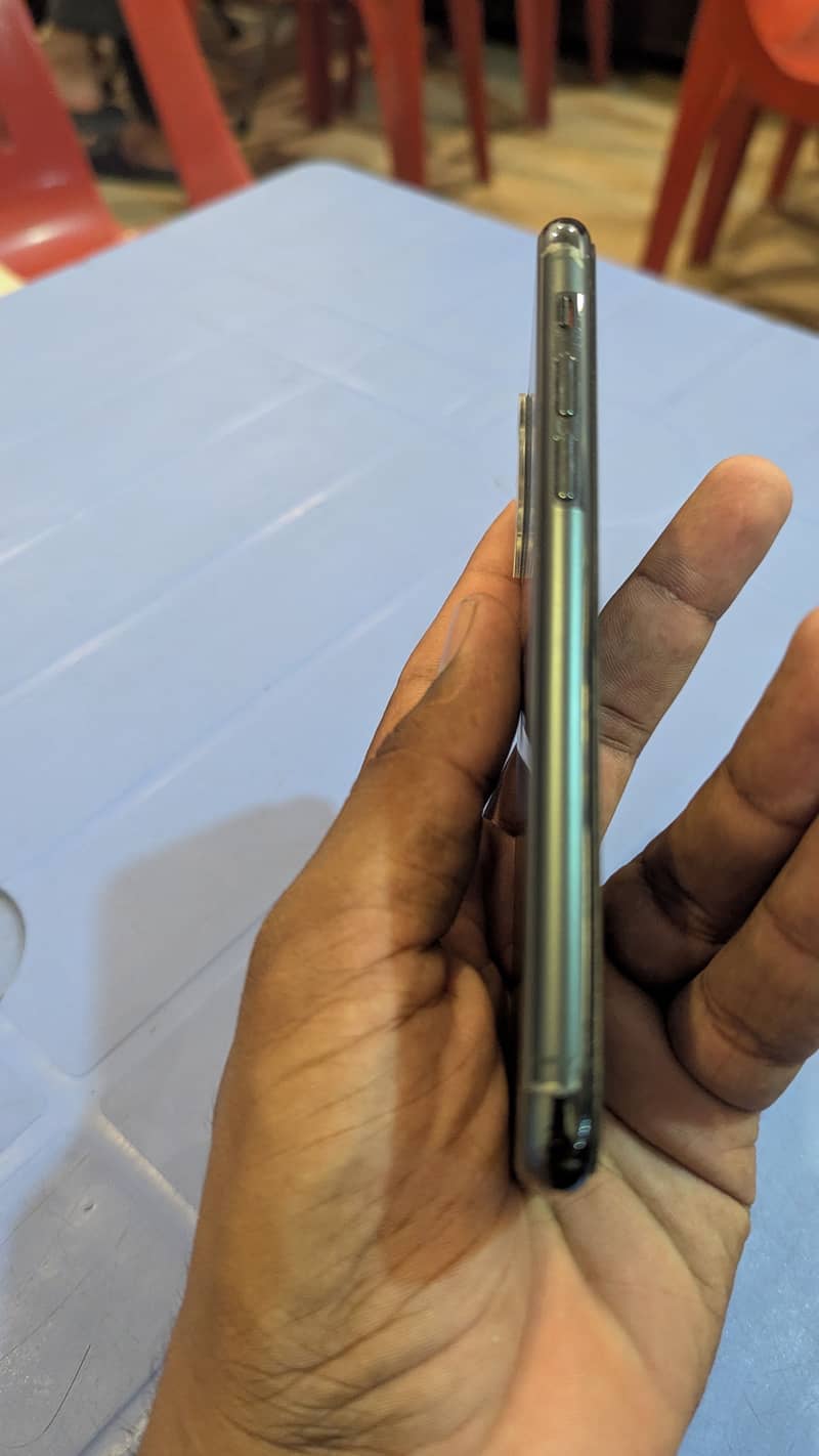Apple iPhone 11 Pro 4