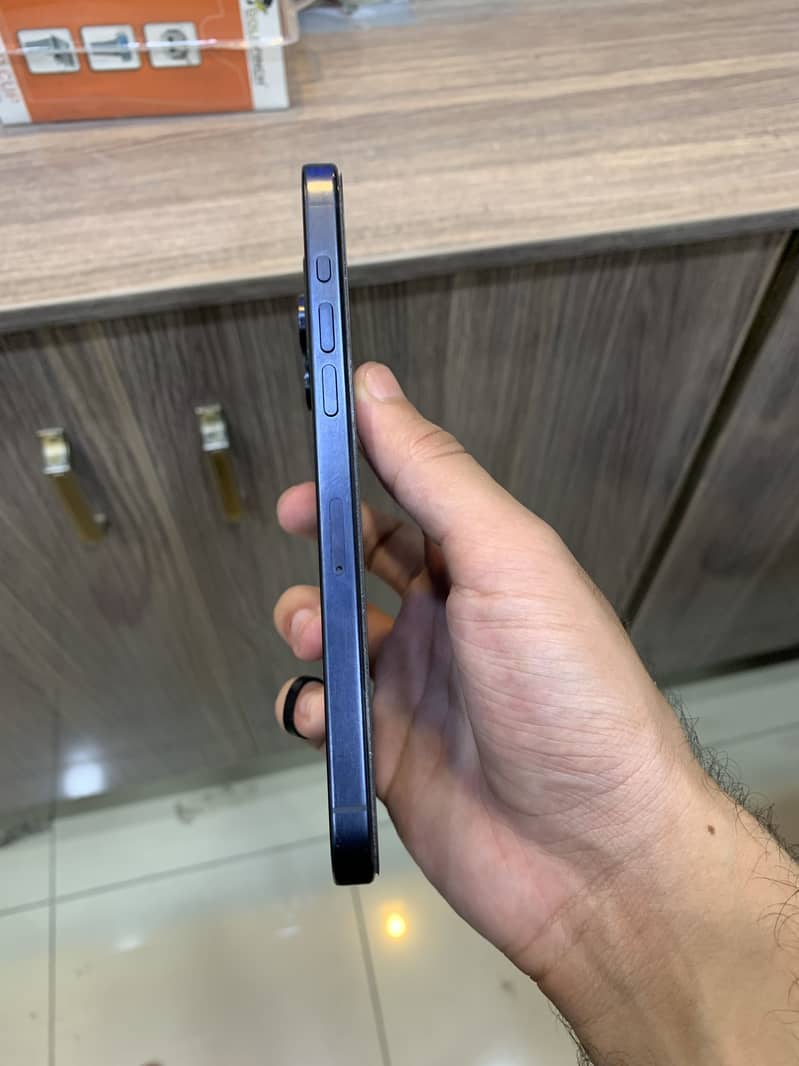 Apple iPhone 15 Pro 2