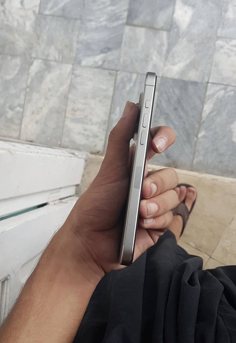 Apple iPhone 15 Pro Max 2