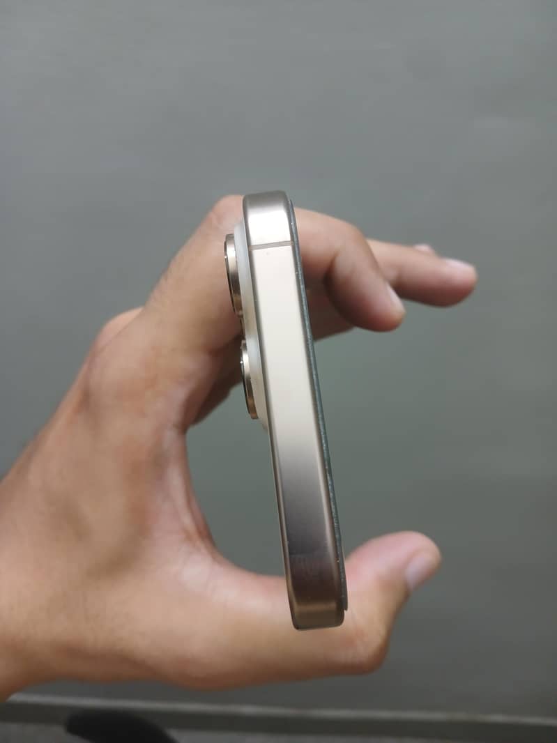 Apple iPhone 16 Pro Max 4