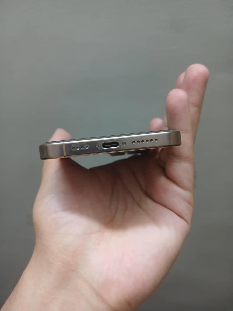 Apple iPhone 16 Pro Max 5