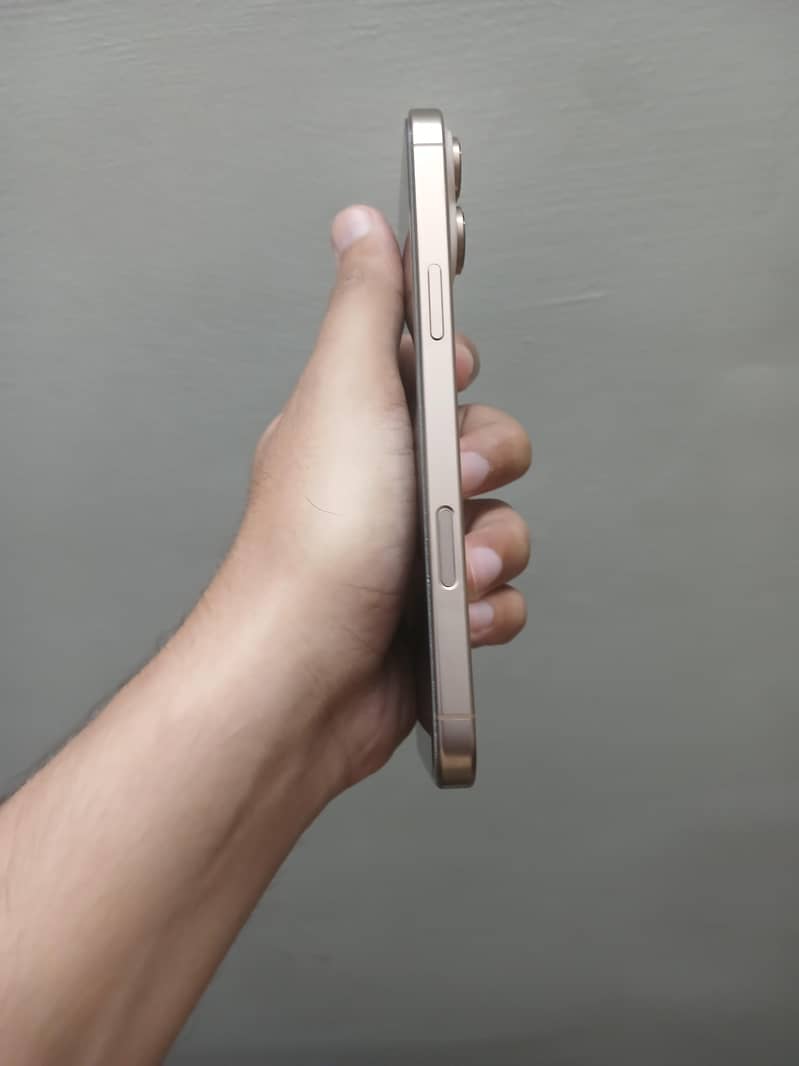 Apple iPhone 16 Pro Max 6