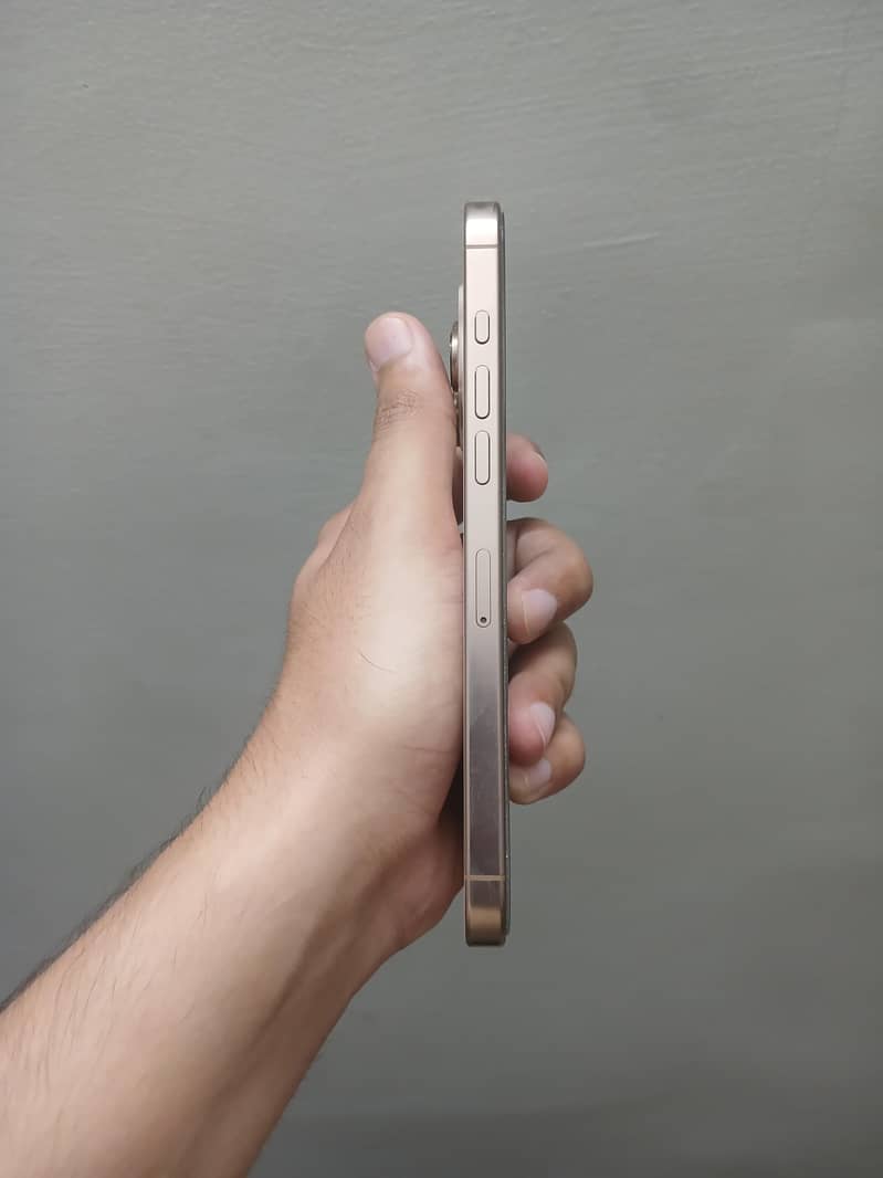 Apple iPhone 16 Pro Max 7