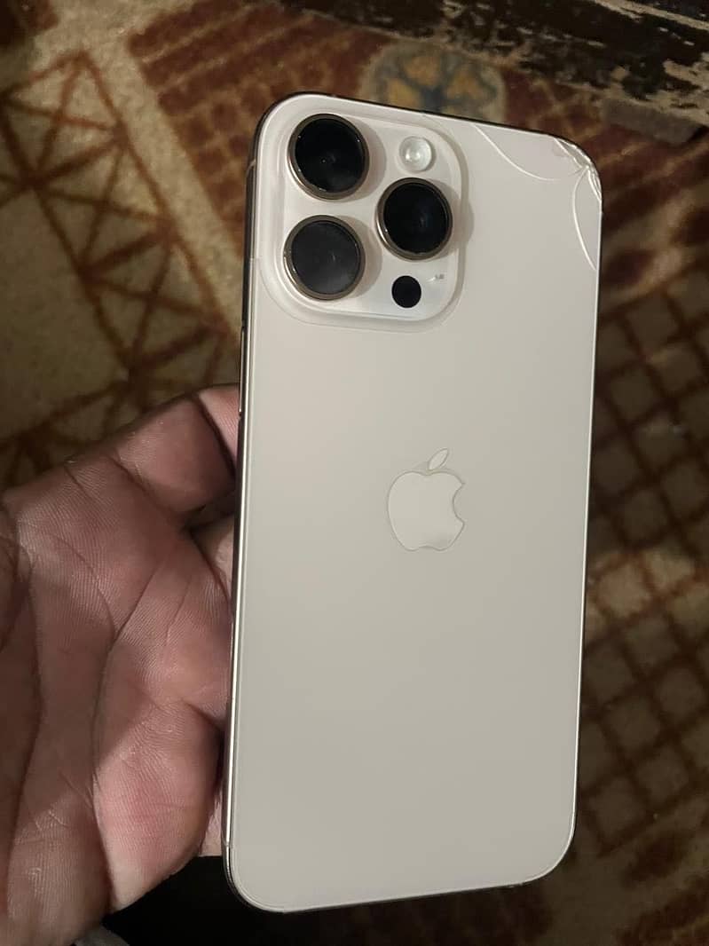 Apple iPhone 16 Pro Max 9