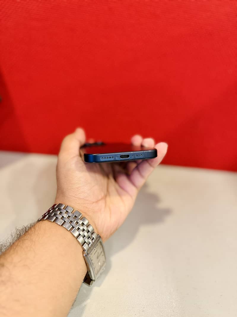 Apple iPhone 15 Pro 4