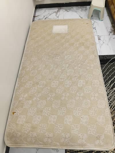 single spring matress in 10/10 condition 72×48 inches size