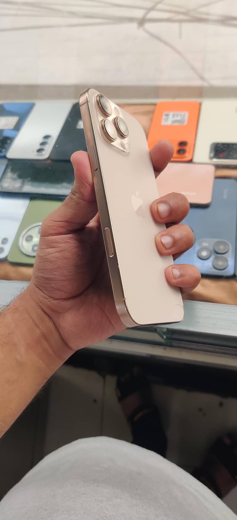 Apple iPhone 16 Pro Max 1