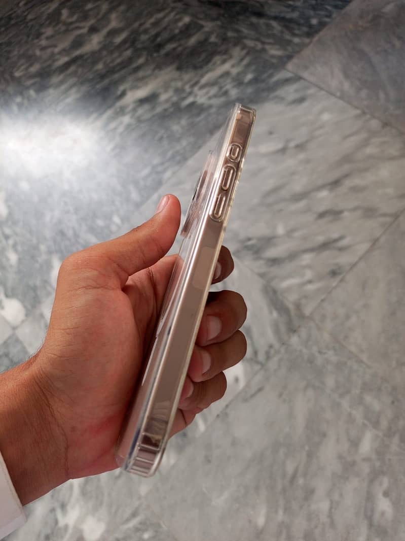 Apple iPhone 16 Pro Max 2