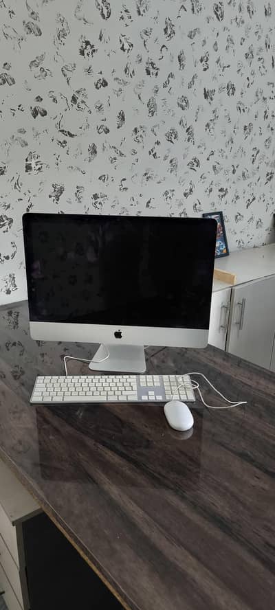 Apple iMac 2017 size 21.5 inches