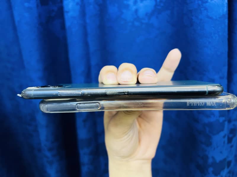 Apple iPhone 11 Pro Max 4
