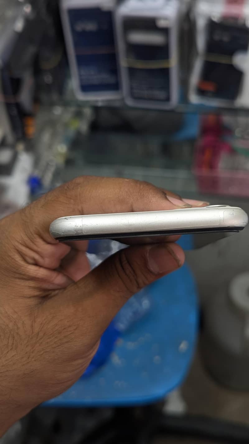 Apple iPhone 11 3