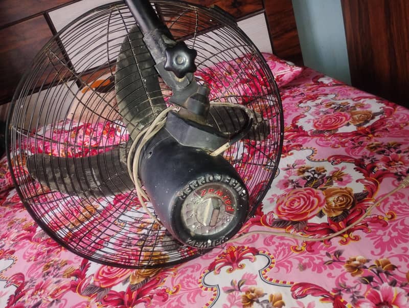bracket fan 4