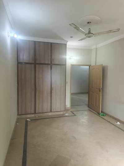 5 MARLA 2ND FLOOR FLAT AVAILABLE FOR RENT FOR BACHELORS
