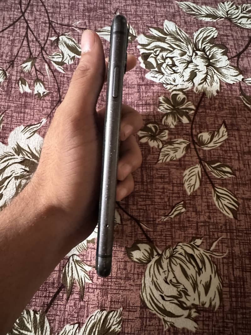 Apple iPhone 11 4
