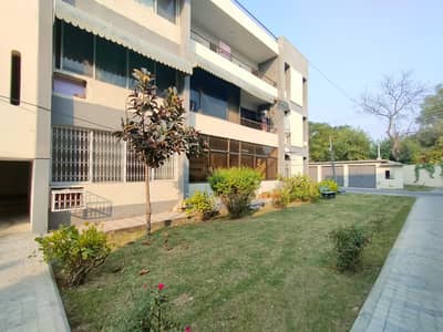 10-Marla 3-Bedroom's | 1st Floor | 1994-Model | Apartment Available For Sale.