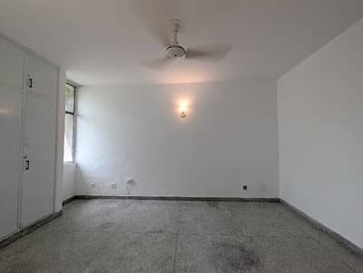 10-Marla 3-Bedroom'S Ground Floor Apartment Available For Sale.