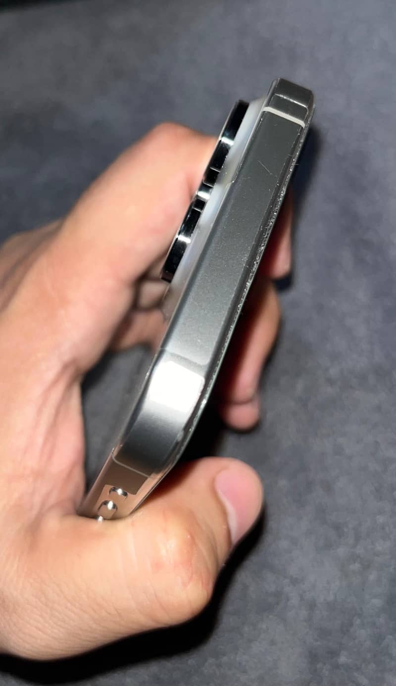 Apple iPhone 16 Pro Max 2