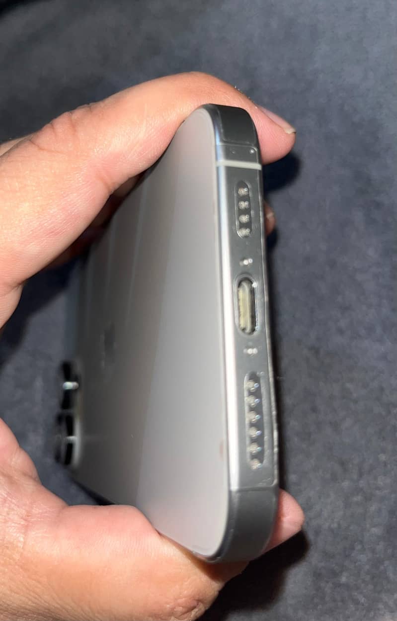 Apple iPhone 16 Pro Max 3