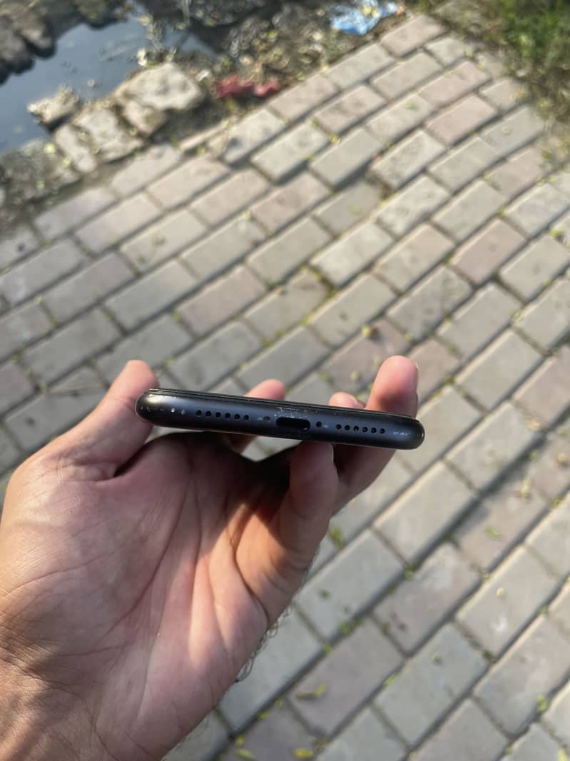 Apple iPhone 11 3