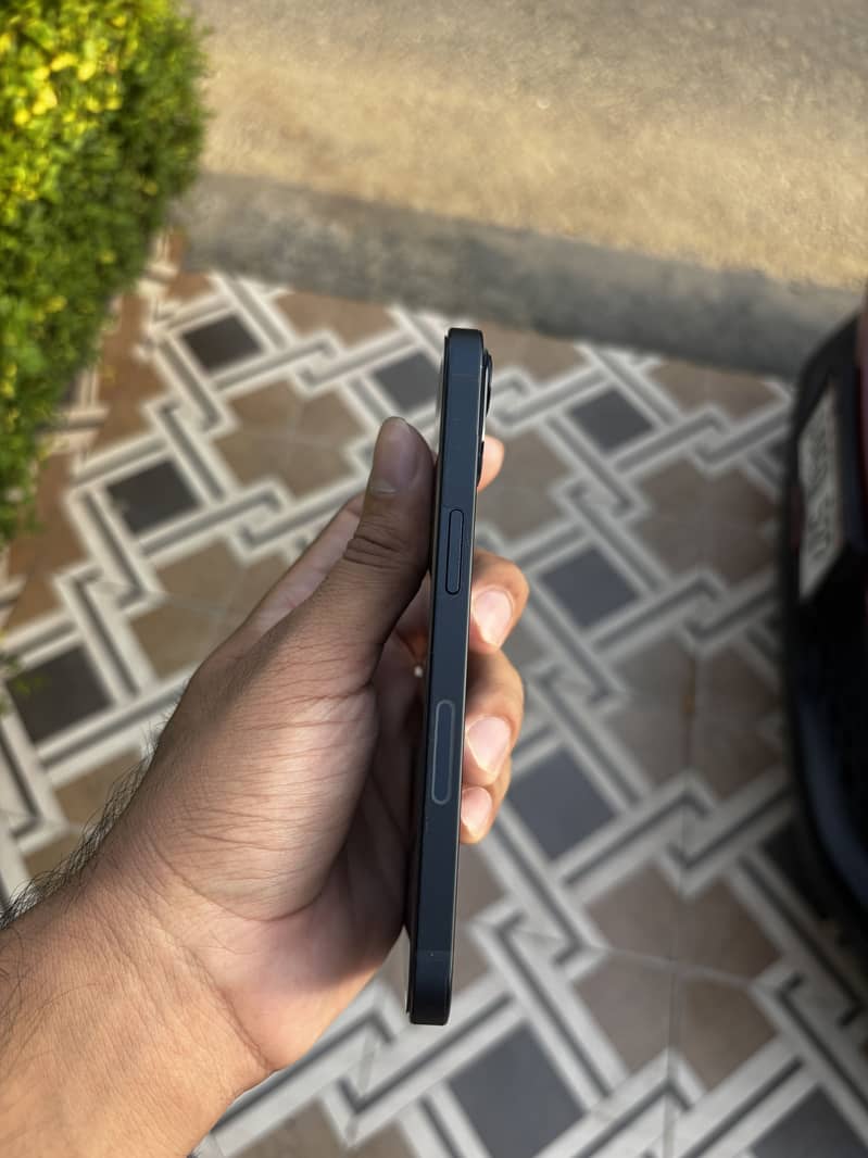 Apple iPhone 13 2