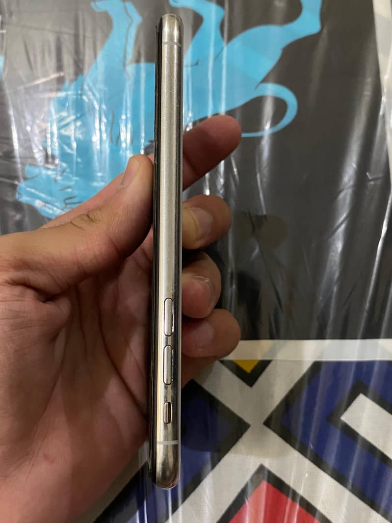 Apple iPhone XS 5