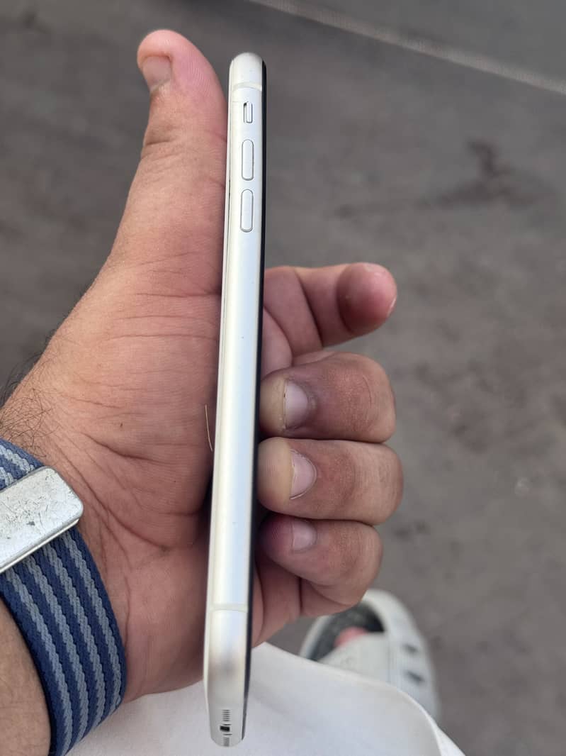 Apple iPhone 11 3