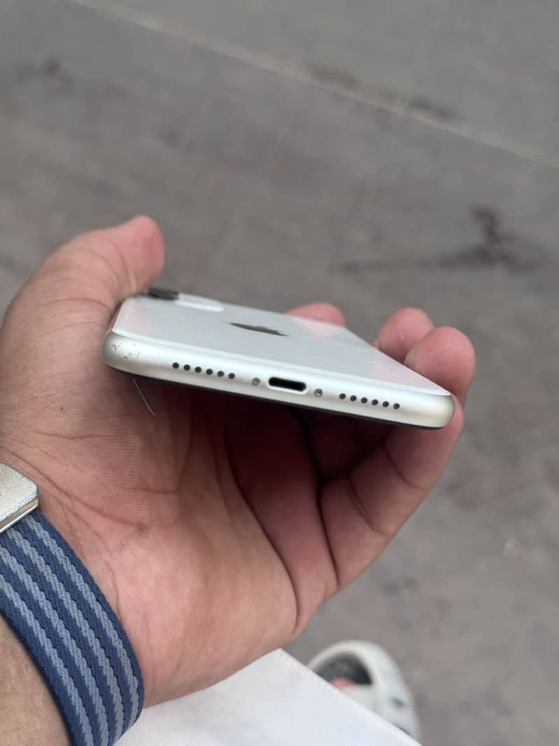 Apple iPhone 11 4