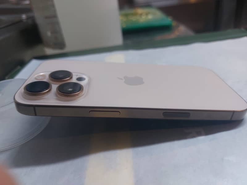 Apple iPhone 16 Pro 2