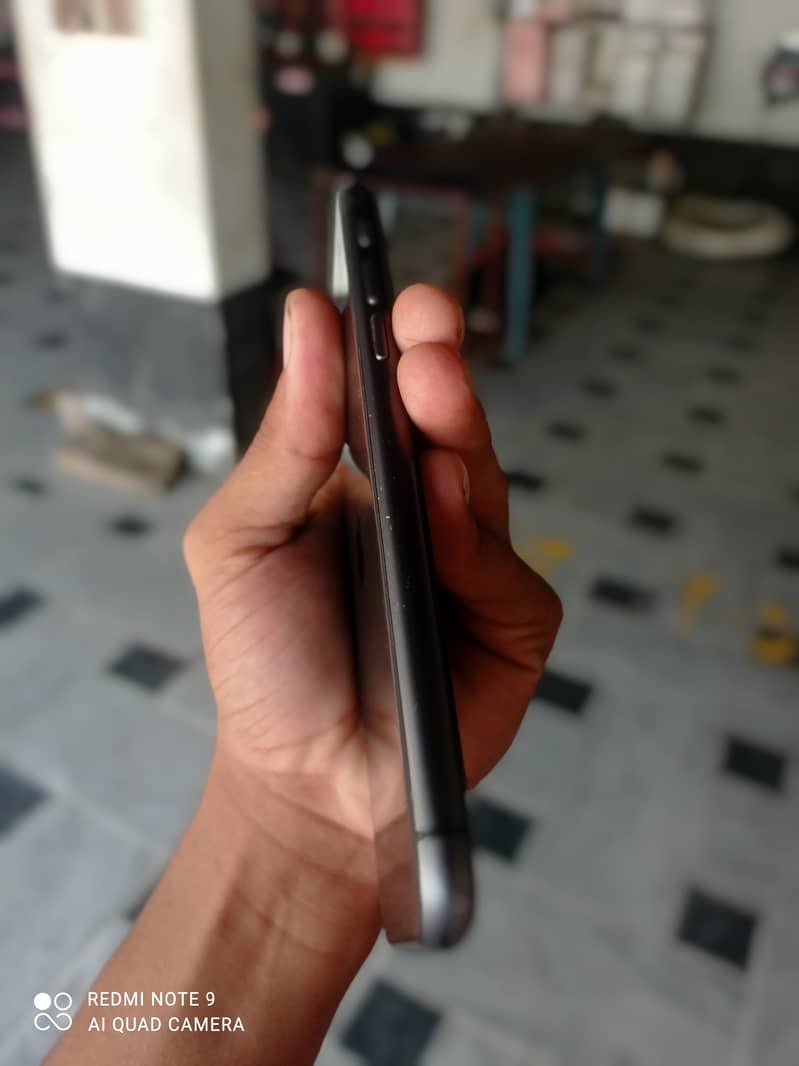 Apple iPhone 11 4