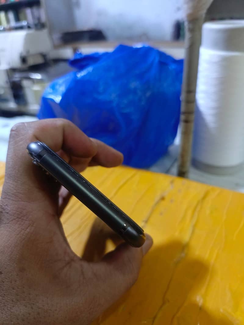 Apple iPhone X 4
